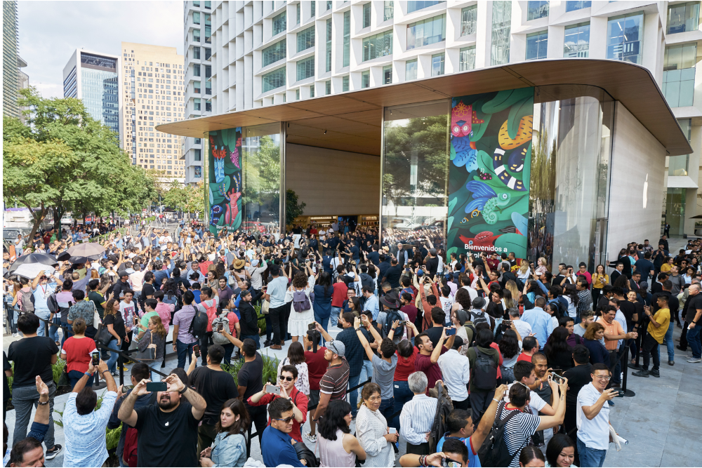 Apple posts images from opening of the Antara retail store in Mexico City
