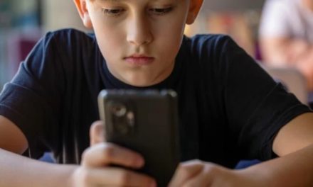Report finds that nearly half of parents relay on screens daily for their kids