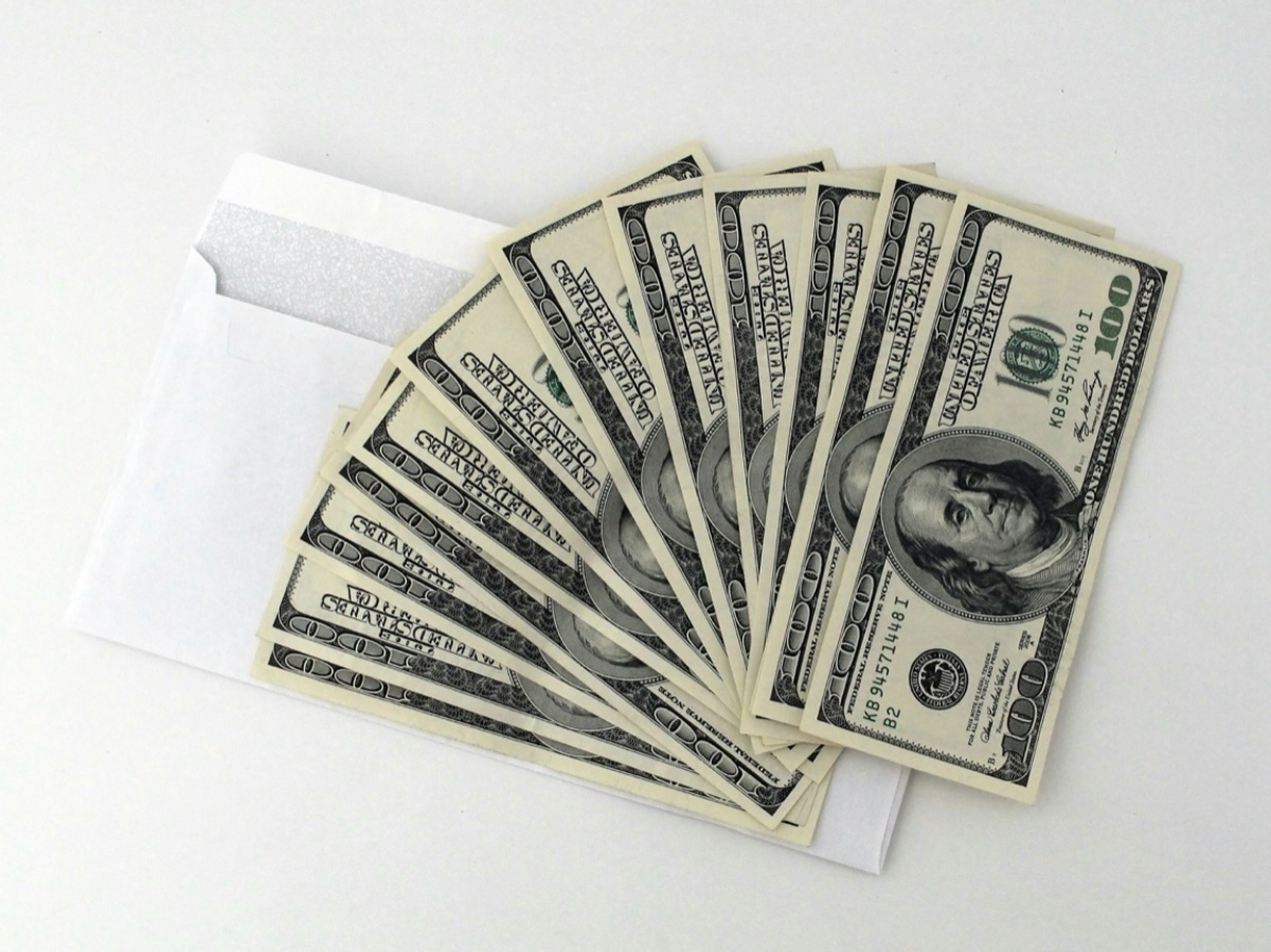 Apple's 30-40% Memory Cost Surge Signals 2027 iPhone Price Hikes | Seller Accessory Opportunity