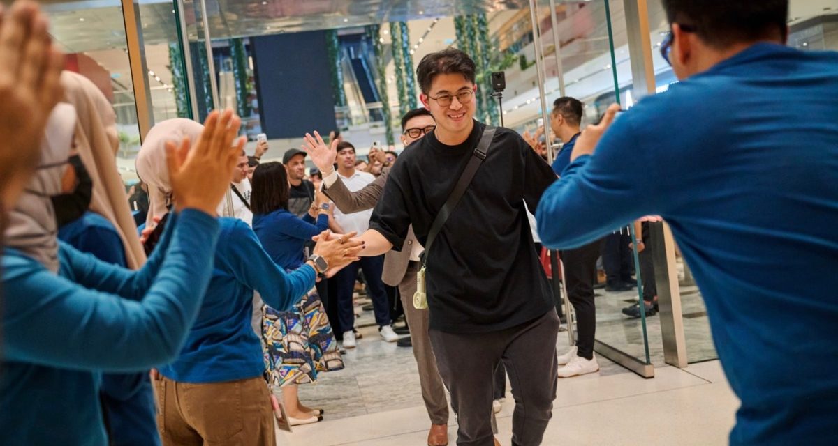 New iPhones, Apple Watches, and AirPods arrive in Apple Stores