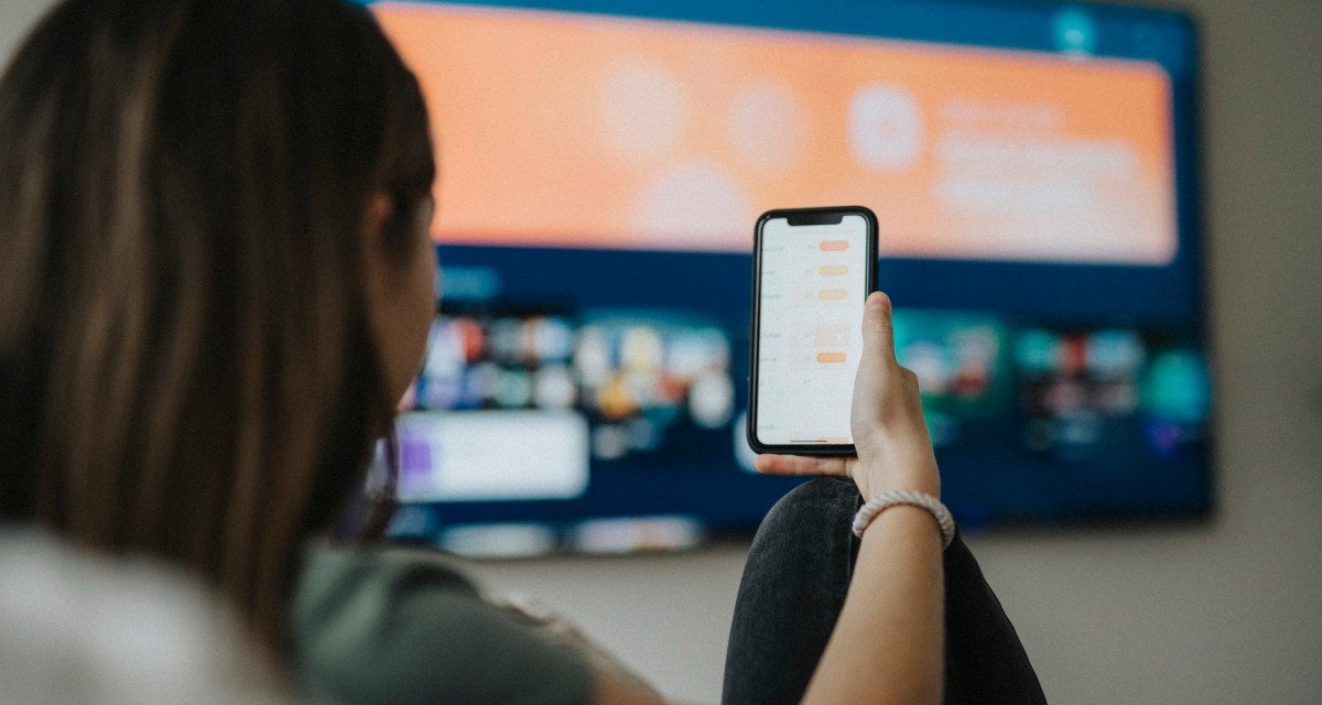 Omdia: Three in four US TV viewers use smartphones while watching TV